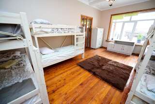 Хостелы Wanderlust Hostel Алматы Кровать в общем 6-местном номере для мужчин и женщин-4