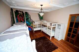 Хостелы Wanderlust Hostel Алматы Кровать в общем 6-местном номере для мужчин и женщин-13